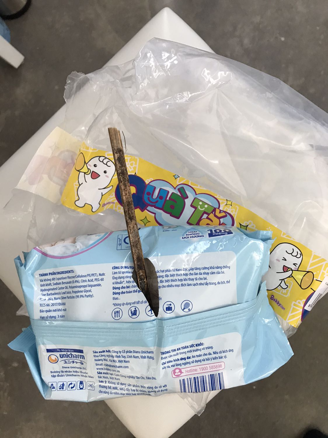 Ko biết đóng gói kiểu gì mà bịch giấy dưới đáy bị cả 1 que gỗ đâm lủng vào như thế này, xuyên quả cả lớp nylon bao bên ngoài. Vì tính dùng cho bé sơ sinh nên mình ko cố dùng đc, mong Tiki xử lý vấn đề này sớm cho mình. Cảm ơn Tiki