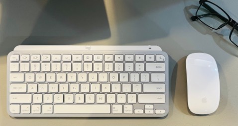Ưu
- Bề mặt keycap mịn. Phần lõm keycap giúp dễ cảm nhận đc ngón tay đã chạm vào phím
- hàng nút media đủ dùng cho nhu cầu làm việc, họp hành hàng ngày
- chuyển đổi nhanh giữa cụm phím media & function
- hành trình phím sâu. Độ nặng vừa phải giúp bám vào bề mặt bàn dễ dàng
- build quality xuất sắc xứng đáng với giá tiền

Nhược
- Nút esc quá nhỏ so với bàn phím của Macbook & Magic keyboard
- nút mute micro trigger mute từ hệ điều hành. Ko có icon cố định trên thanh menu bar để dễ dàng nhận biết khi nào đang mute
- thiếu nút prev/next playback
- đèn nền tự bật lên khi bật công tắc on, dù đã tắt đèn nền ở lần sử dụng trước

Tổng hợp thì đây là 1 sản phẩm đáng giá nếu đã quá quen với phím cơ mún thay đổi, hoặc cho những bạn ưu tiên tính năng hơn là cảm giác gõ của phím cơ