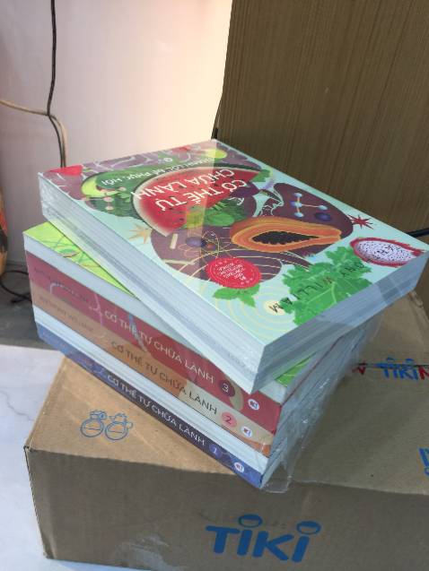 nghe dân sách và dân nghiên cứu sức khỏe rv tập sách này khá nhiều nên mua để đọc xem ntn vậy là đặt luôn combo 6 quyển của bộ này. cm thấy nhiều ng nói sách bị cong bìa, gập trang cũng hơi hoang mang vì mình cũng ghét mua sách mới mà bị như vậy, may mắn là lúc nhận hàng quyển nào cũng mới như tinh, bọc seal cẩn thận, k cong gập hay ướt mốc trang nào. giấy in không lóa mắt, mực in rõ ràng sắc nét. Kiến thức trong sách khá nhiều, đọc để tham khảo và chắt lọc những kiến thức cần thiết cho bản thân. Rất hữu ích