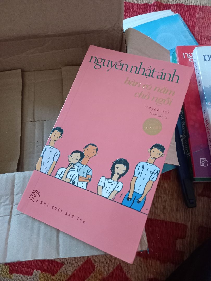 Tiki Trading giao hàng đúng dự kiến, nhưng nhìn cái hộp xót quá. Sách không seal, không bookmark, cũng không được bọc chống sốc luôn ạ. May mà vẫn nguyên vẹn và ít lỗi hơn so với 3 quyển cùng đặt. Mình mong Tiki cải thiện lại chất lượng đóng gói sản phẩm ạ