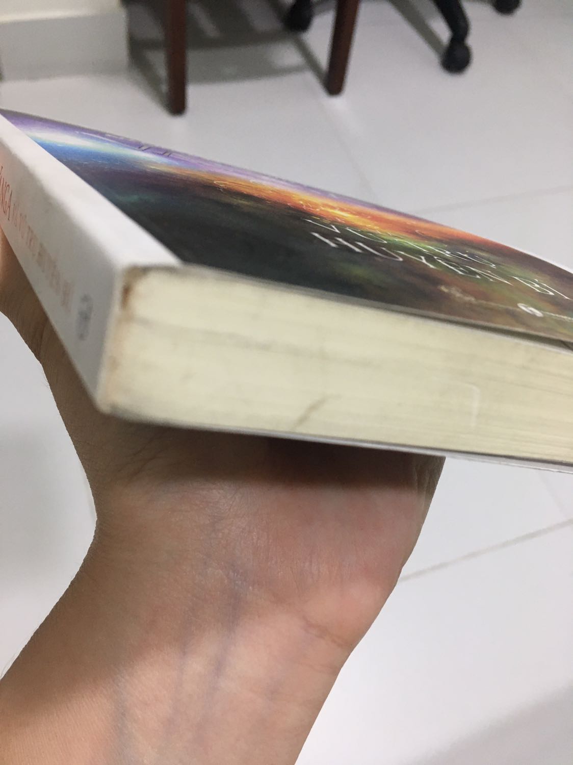 Mua 3 cuốn. Trong đó 1 cuốn được bao bọc kĩ, 1 cuốn thì vừa dơ, vừa gập góc, nhìn như sách cũ chục năm làm mất giá trị cuốn sách (như hình), 1 cuốn thì bị dơ. Thất vọng vô cùng!
Phiền TIKI cho đổi cuốn mới!