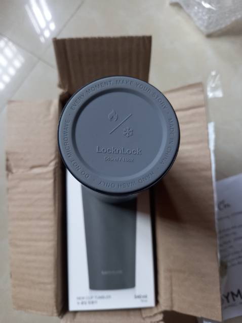 Bình nước đẹp, giữ nhiệt (nước đá) tốt, không bị đổ mồ hôi. Có 2 nắp để sử dụng linh hoạt. Bạn mình hỏi sao mua 2 cái bình cùng màu vậy :)))) Giao hàng nhanh, đóng gói kỹ.