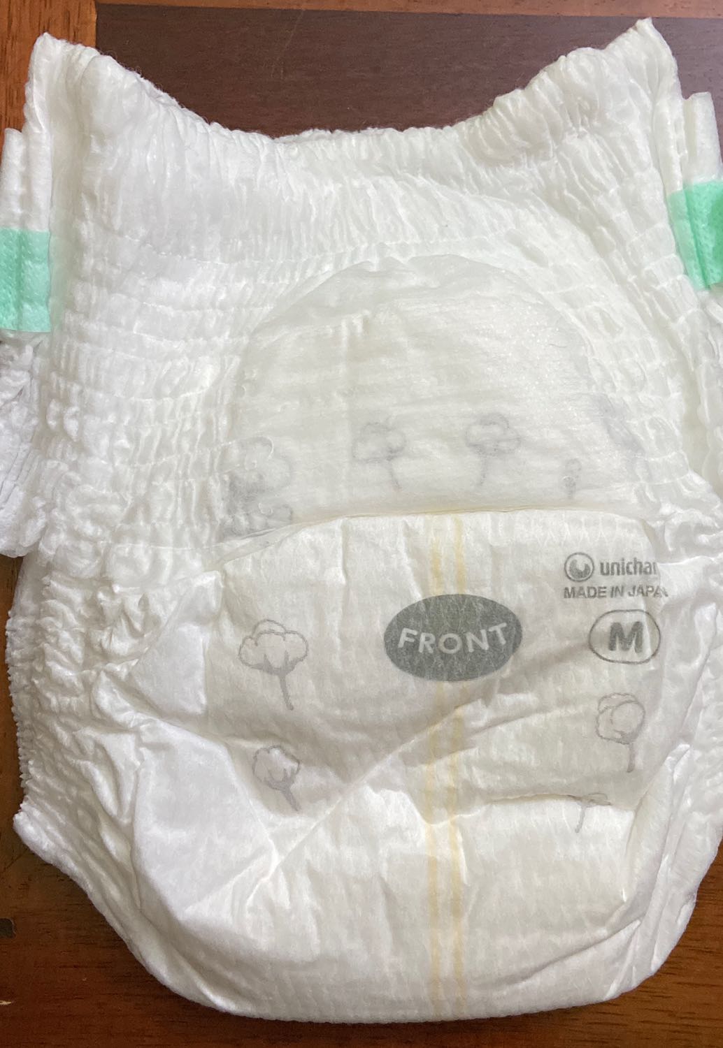 Tã mềm, thấm hút tốt. 2 bên hông có băng dán dài, khi tã bẩn dùng băng quấn gọn, ko bị rơi chất thải bên trong.  Tuy nhiên cỡ hơi chật. Cỡ M cho bé từ 5-10 kg. Bé 8kg đóng bị chật. Nên mua tăng 1 size so với bao bì ghi nếu gần mức cân chặn trên.