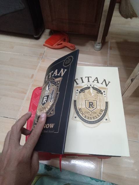 Đóng gói rất tốt, giấy sử dụng để in sách là giấy tốt. Mình có sử dụng bút highlight nhưng k để lại dấu vết.