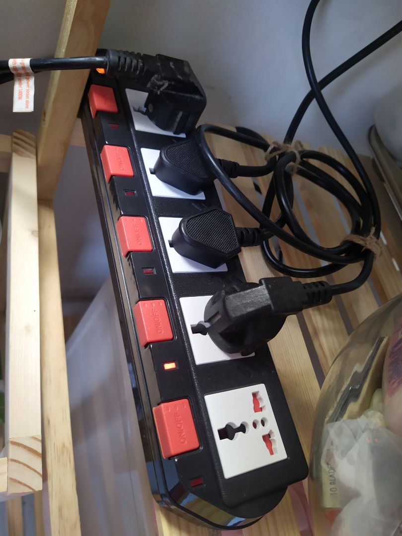 Mua của ***, xác nhận và giao hàng rất chi tiết bằng tin nhắn. Giao nhanh. Ổ cắm chịu tải rất tốt, mình mua thay cái ổ cũ hay tự nhảy dù chỉ cắm 1 cái nồi chiên. Giờ có ổ mới cắm 3,4 dây cùng lúc hoạt động ngon lành.