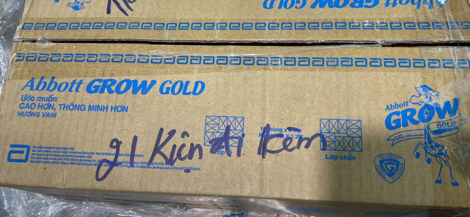 Nhận hàng mở thùng ra có 11 lốc. HSD đóng ngoài thùng thì mờ mịt nhập nhoè. 
Thấy có ghi chú bên ngoài nhưng thực tế ko có giao. Mình là khách hàng lâu năm của Tiki, mua cái gì cũng lên Tiki hết mà liên tục hai trường hợp làm mình thấy thất vọng ghê gớm rồi.