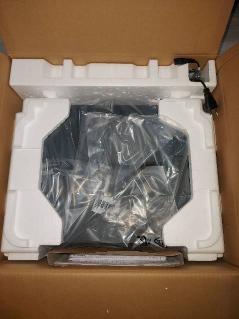 Giao hàng nhanh, nguyên thùng có tem bảo hành. Đã khui và sử dụng, đầy đủ phụ kiện, mực....máy in màu đẹp. Không biết mực mắc hay rẻ.