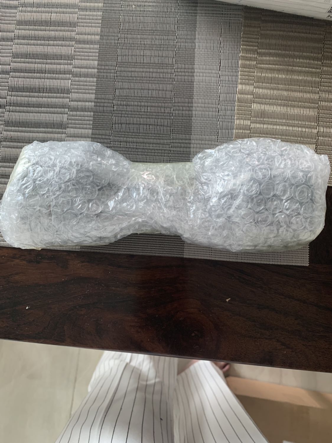 Tôi mua bộ cặp tạ 2kg bọc cao su (tổng 4kg) nghĩa là mối cái 2kg như hình màu đỏ mà Tiki giao chỉ 1 tạ 4 kg màu đen , nên không dùng được . Yêu cầu Tiki đổi lại hàng sớm cho tôi .