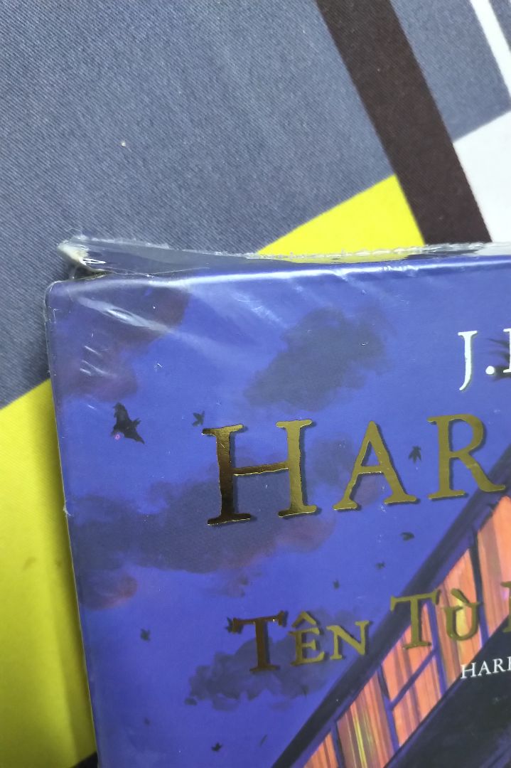 Tôi mua 4 tập (từ 1 đến 4) trong cùng 1 đơn, nhận cùng một ngày, đóng gói trong cùng 1 thùng hàng, đều là phiên bản đặc biệt in màu. Tập 3 tôi nhận được hàng với hộp bên ngoài bị tróc gấy lên, mặc dù còn màng co bên ngoài.