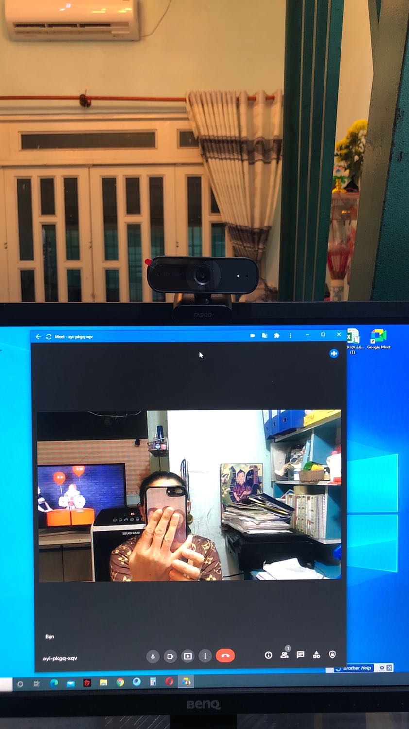 Mình nghĩ sẽ nhận hàng vào tháng 10 , nhưng mà nay 17/9,mình nhận được từ Tiki rất nhanh , và rất kịp lúc cho bé nhà mình học 
Máy dễ kết nối , mic nói và nghe rất ổn ạ 
Hình ảnh rõ nét ạ