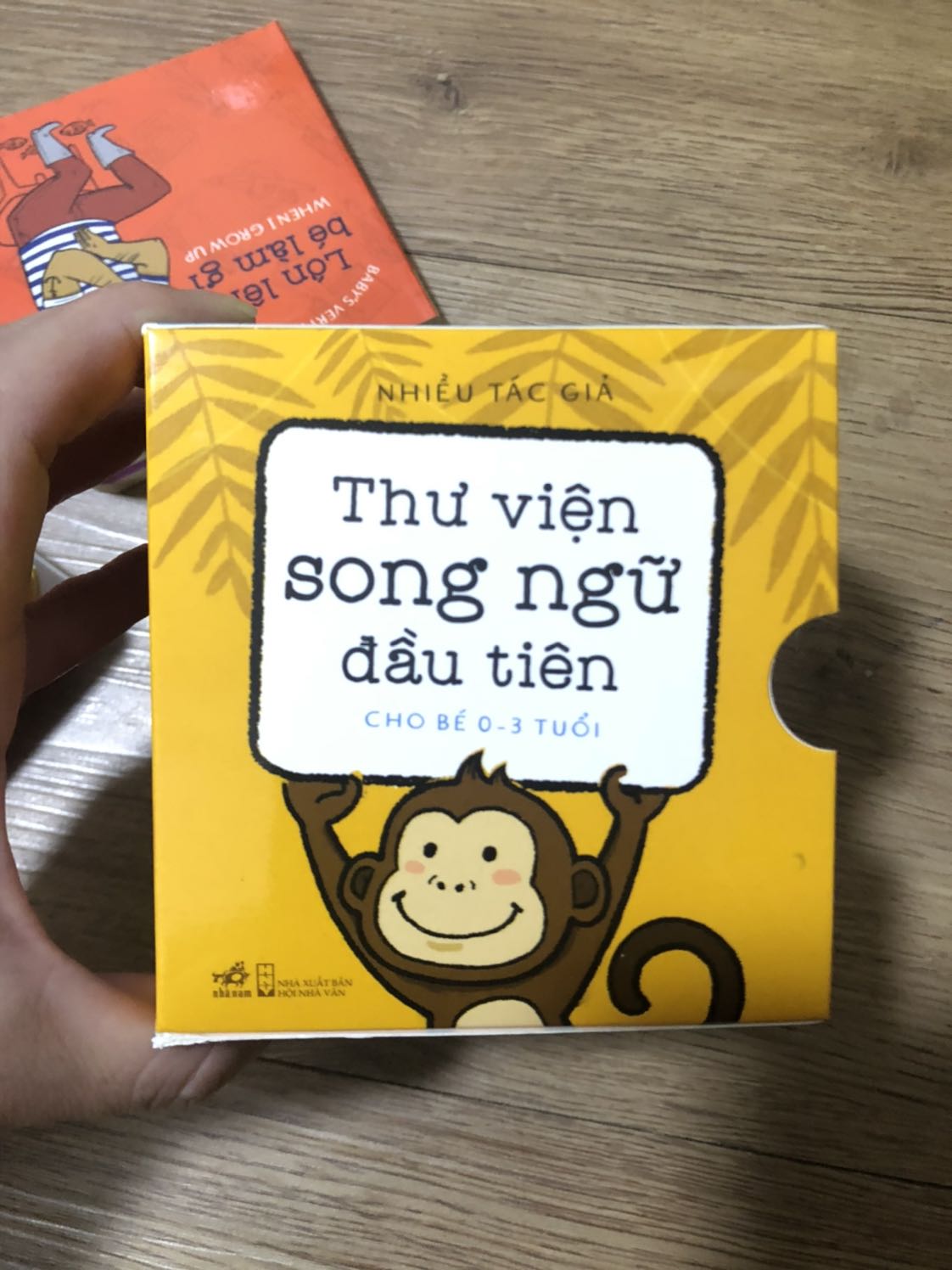 Cứ tưởng cuốn sách bự 
Nhưng mà chất lượng lắm
Màu sắc đẹp, cầm vừa tay, bé mình rất thích