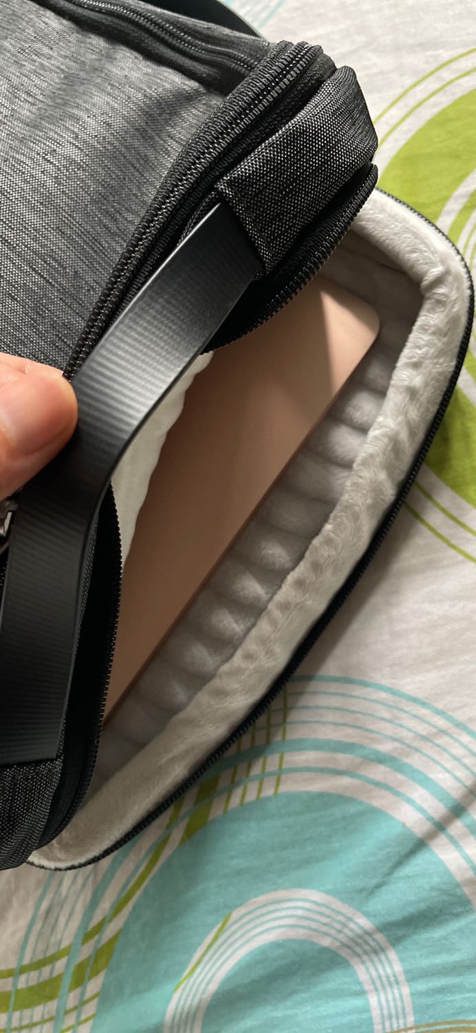 Ngăn đựng laptop êm, có điều hơi to hơn macbook air m1 13 inch.