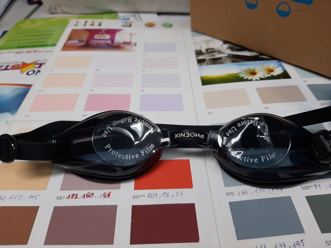 mắt kính xước, dây đàn hồi tốt,