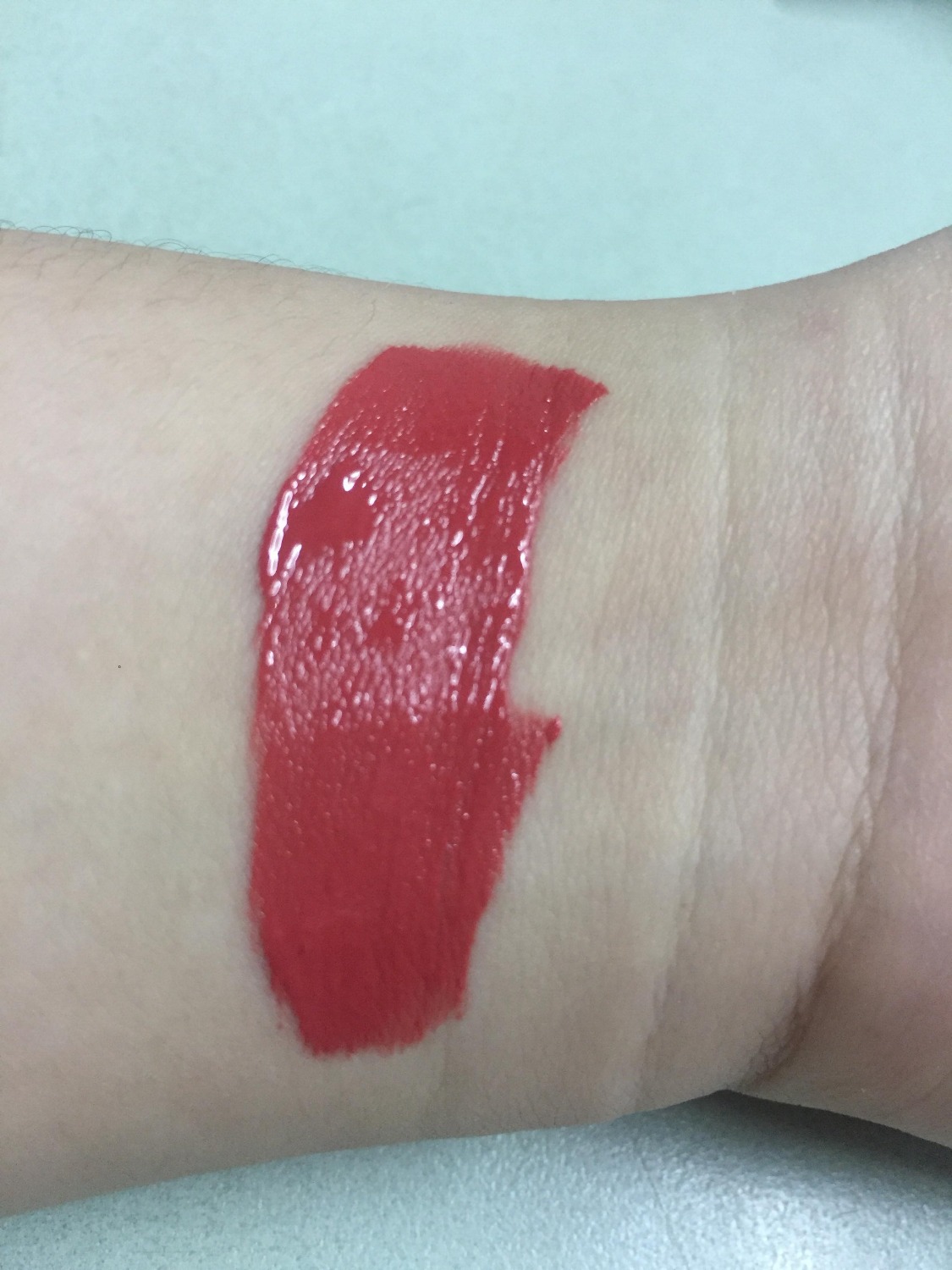 Mình đặt mua là theo giới thiệu màu moderato -02- nude cam nhưng khi mình nhận và mình test lên tay và môi thì ra màu hồng đất hơi tươi nhiều hơn.
Chất son Lỏng nhìn ko phải dạng semi matte, khô rất lâu khoảng hơn 30 phút mình test có 1 ít son ra tay mà chờ hoài ko thấy nó khô. Tuy nó lâu khô chất son của nó lại làm lộ rảnh môi
Mùi son lúc mới đầu ngửi or cho lên môi thì nặng mùi hoa hồng , nhưng để 1 lúc thì mùi hoa hồng bay đi hết còn lại mùi như mùi dầu gió trong miệng bao khó chịu , nhưng thử dùng lần đầu tiên thì cố gắng chịu nhưng mùi dầu gió nồng quá nên mình sau 20 xóa đi lun chịu ko đc.
Còn 2 lần sau mình mix vs nhiều son khác có đỡ hơn không như 3ce hay l'oreal,.... thì cái mùi đó ko thể đi được.
Đầu lấy son ra khá nhỏ mình mới dùng có 4 lần mà nó trây trét ra mình ko hợp vệ sinh cho lắm, dù mình đã cố dùng nhẹ tay để lấy bớt son nhưng cây chổi của nó to ko thể nào ko trây trét được.( như hình gửi).
Thật sự nếu giá thực tế của nó là hơn 500k thì ko đáng ( giá còn hơn MAC  @@), vì chất lượng của nó ko thể so với giá của những dòng khác rẻ hơn như innisfree,l'oreal, maybelline,....được.
Hồi mình mua giá khoảng gần 200k được trăm thì có tặng kèm miếng dán móng, nhưng lúc nhận thì không nhận được như miếng dán quảng cáo. ( miếng dán được nhận như hình). Độ dài của Cây son thì dài sơn cây kẹo mút chút xíu.
Đáng lí ra mình cho 1 sao - nhưng vì sự giao hàng nhanh tiện lợi TIKI nên mình cho thêm 1 sao nữa