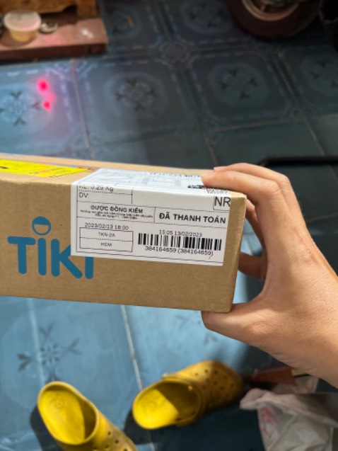 Mình đánh giá về cách xử lý và giải quyết của tiki
1. Đơn hàng mua của tiki thì lúc nào cũng đúng giờ, giao hàng thì luôn đúng,
2. Đơn mua của nhà bán khác thì thì không biết vận chuyển có đi giao không, đặt hoả tốc trên hệ thống giao trước mấy giờ, Thì gần tới giờ rồi nhận được tin nhắn, giao không thành công do không liên hệ được khách hàng, " Ko liên hệ được mà thông báo *** lại qua liền ".
3. Nhà bán hàng không tự liên hệ với Tiki giải quyết cho khách, mà tự kêu khách hàng gọi cho tiki để giải quyết , khi khách gọi cho tiki thì được nói là đợi để liên hệ với nhân viên rồi phản hồi lại.