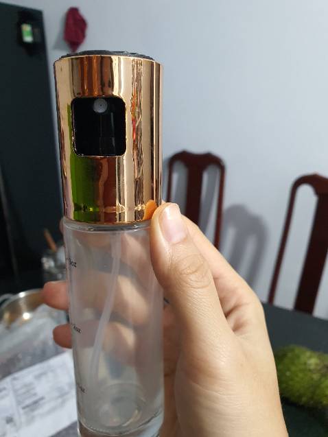 Cái nắp nhìn chất liệu hơi dỏm. Nhìn chung so với giá tiền thì chấp nhận được. Bỏ nước xịt thử thấy khó bấm