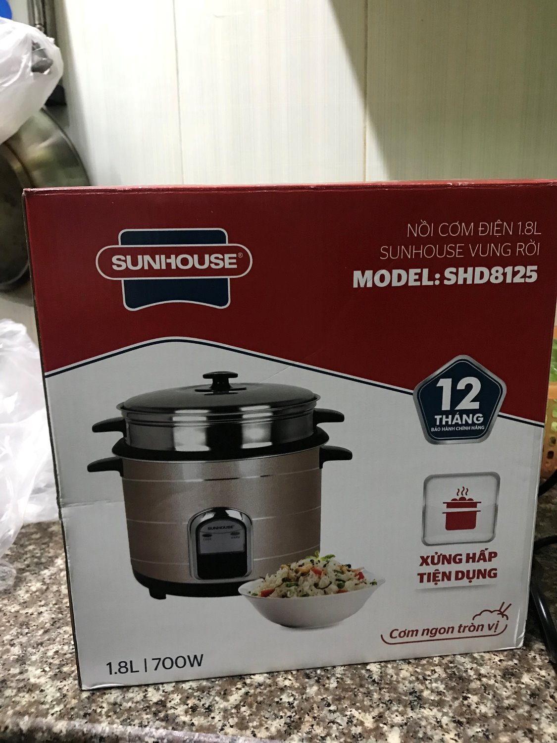 Nồi cơm to, chắc chắn, có nồi hấp khá tiện lợi, có phiếu bảo hành đầy đủ. Ban đầu sử dụng hơi có mùi nhựa nhưng nấu 2, 3 lần là hết.