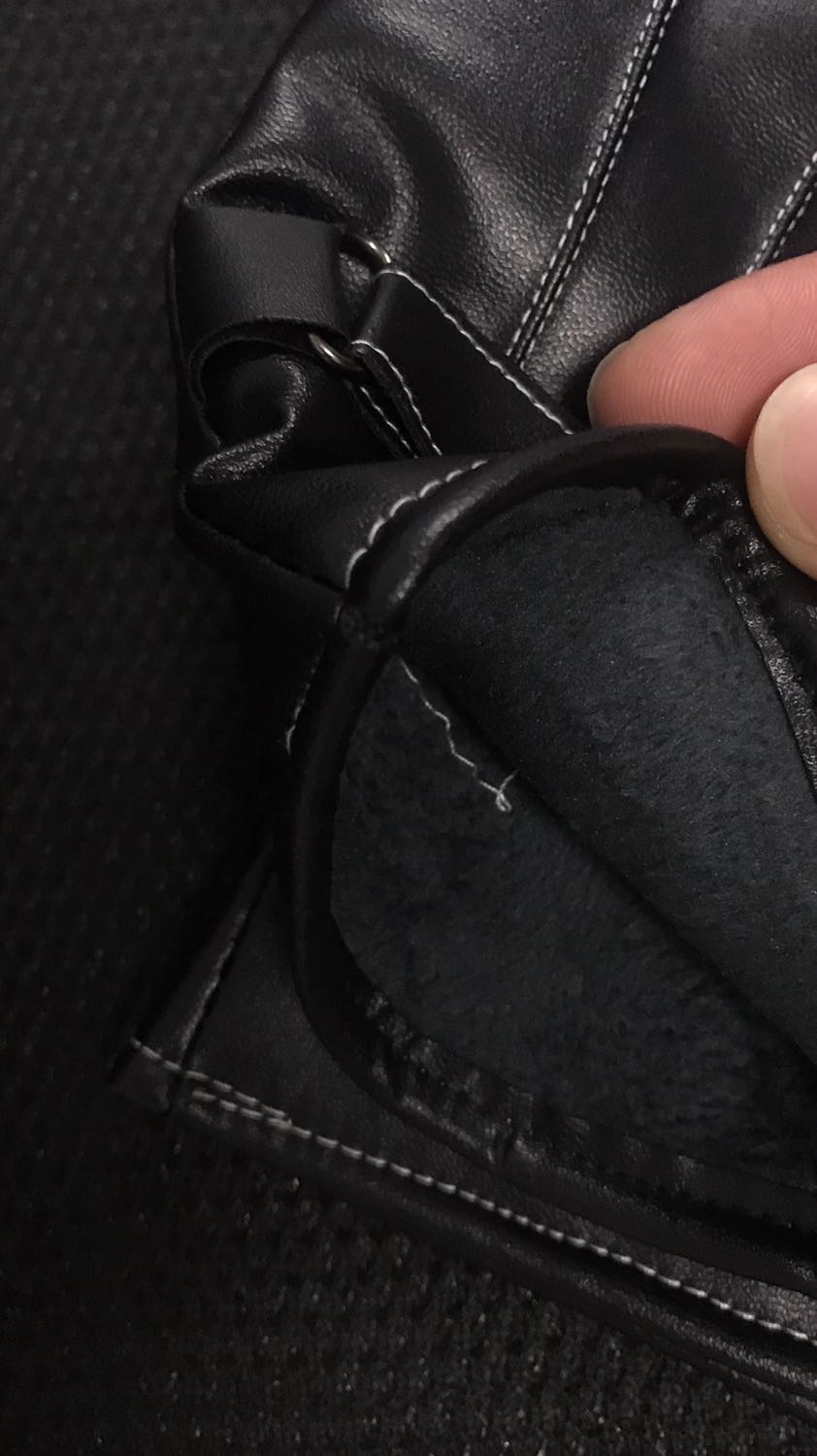 Găng tay đẹp. Da mềm mại có lớp nỉ lông bên trong đeo ấm tay ghê luôn. Găng tay da nên trời có mưa phùn mưa nhỏ cũng tự tin chạy xe. Còn khoản cảm ứng điện thoại thì quá là ok luôn. Sản phẩm tốt. Ủng hộ shop. 5 sao nè.