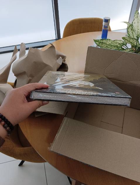 Sách to hơn dự định, bìa cứng và khá chất lượng, rất Việt Nam.