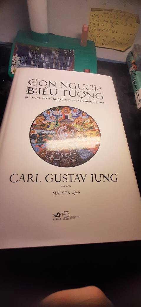 Sách hay, 1 cuốn sách về biểu tượng và tâm lý. Con người là biểu tượng là tác phẩm đầu tiên và duy nhất trong đó carl jung đã giải thích cho độc giả phổ thông đóng góp lớn nhất của ông cho hiểu biết về tâm trí con người gồm lý thuyết về tầm quan trọng của ý nghĩa biểu tượng và đặc biệt khi chúng được hé lộ trong những giấc mơ
