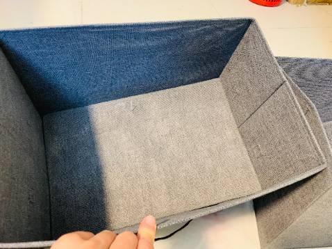 Hihi, mới nhận hang vừa nãy, liền khui đồ luôn và nhận xét cho mọi người nhìn ạ. Sản phẩm combo 3 chiếc này ban đầu cứ sợ sơ sài và mềm nhão, nào ngờ khi nhận hang mình rất bất ngờ. Hộp được tháo xẹp và cho vào túi xinh xắn 3 chiếc chắc chắn. chất vải oxford theo quảng cáo, mình thấy nó hơi sờn sờn, và không phải là vải dệt nên mọi người lưu ý sử dụng đừng để bị dính nước.
Nén bìa carton chắc chắn, dập khuôn tốt và ép chặt nên hộp đứng dáng và khá chuẩn, đựng đồ nặng được như giấy tờ tài liệu. mình đã mua cho nhà mình 1 combo và cty 1 combo 3c, sử dụng để thoái mái. Có điều lưu ý là ko để mất đồ nhọn như kéo, dao, hay những đồ sắc mảnh vì dễ đâm bục hộp. còn lại cứ an tâm để đồ thôi ạ. Dung xong ko dung tới lại tháo xẹp cất đi, tiện lợi.hihi