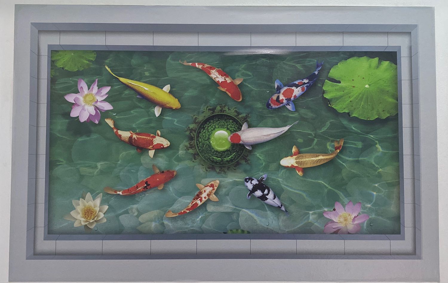 Tranh to nên dán hơi cực xíu, phải 2 người căn 2 đầu mới thẳng. Làm 1 mình thì lấy gạt kính có vẻ dễ hơn. Tranh màu sắc hài hoà, đúng mẫu.