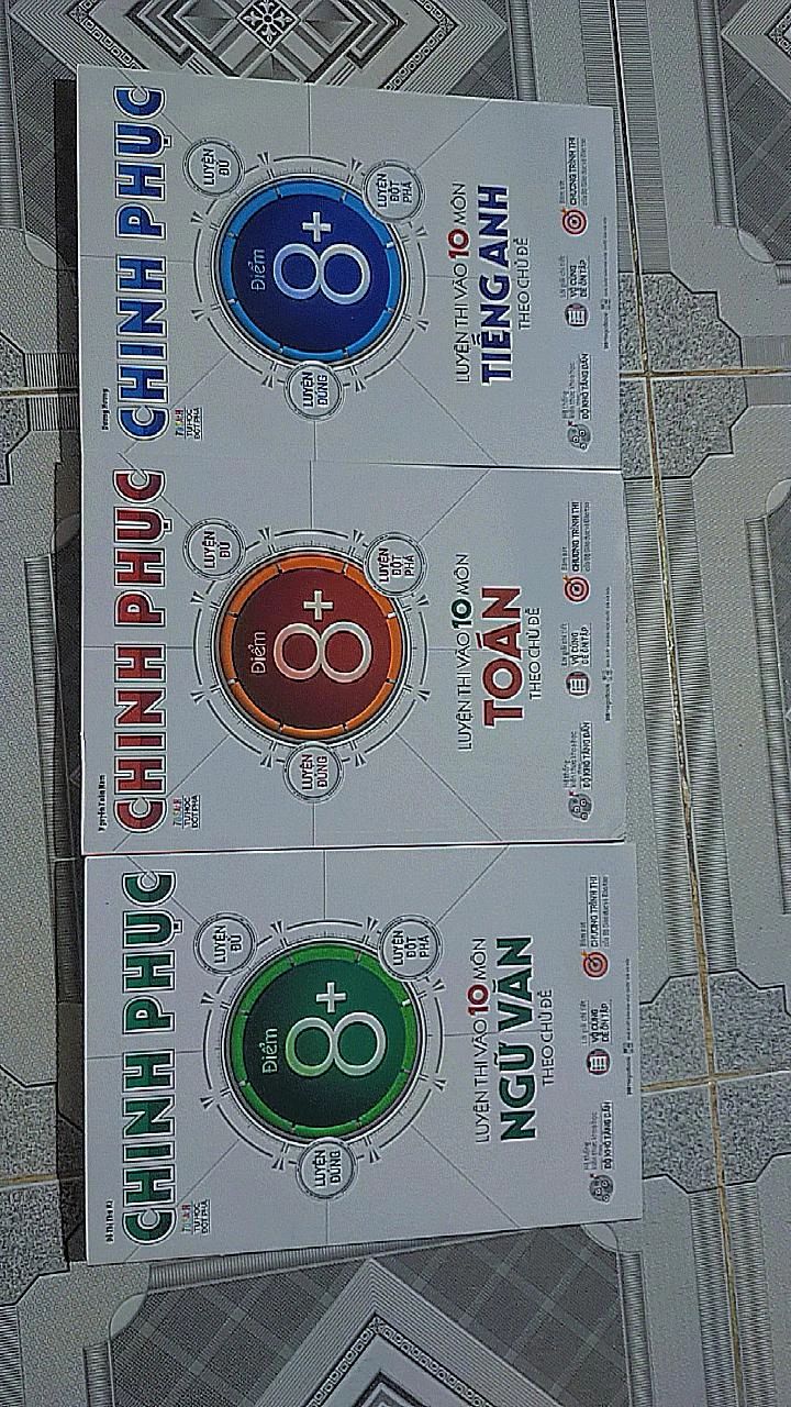 Giao đúng thời hạn , không bị trễ . Sách ở ngoài to cực kỳ , nhưng rất dễ đọc . Sách giải rất chi tiết , hướng dẫn kỹ và dễ hiểu .  Sách có sử dụng mind map cho môn Văn nên dễ học nè . Tổng hợp các đề những năm gần đây của các tỉnh/thành phố lớn nè .Nhưng có vấn đề là trong quá trình vận chuyển thì sách hơi móp tí . Nhưng không sao , vẫn cho 5 sao để động viên mọi người nè.  Sách tuyệt lắm nha