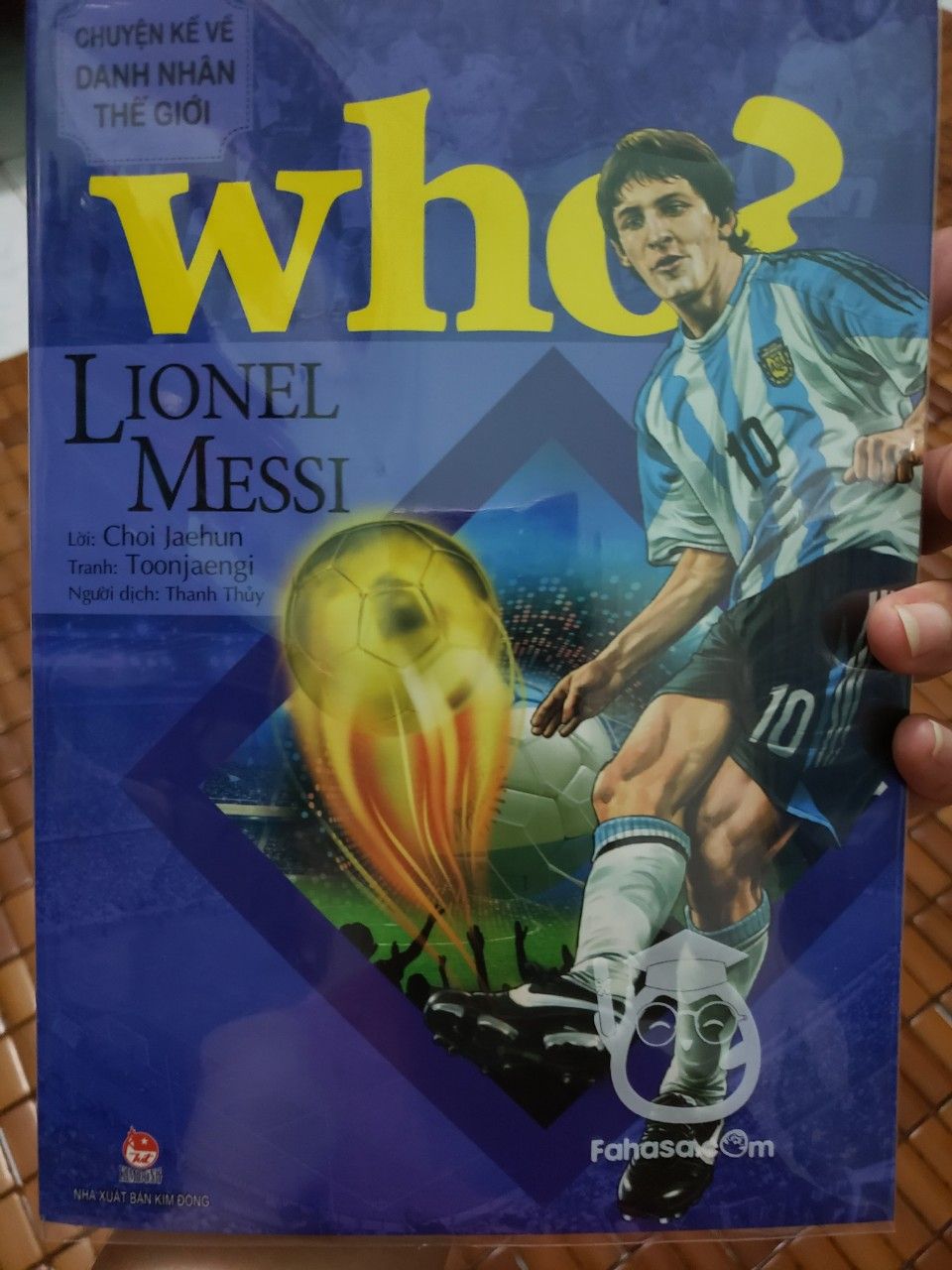 sách mới, màu đẹp, gáy sách với các góc không bị cong hay gì hết. Mình khá thích