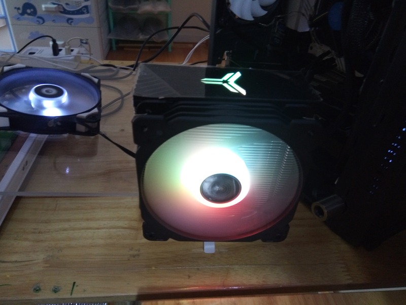 Giao tản nhiệt CPU hiệu jonsbo cr-1000 như hình, mua giá 330k, tản nhiệt xài ổn, ánh sáng nhẹ, đủ màu sắc, quạt chạy êm, nhiệt độ cpu giảm nhanh. Giao tản nhiệt CPU hiệu jonsbo cr-1000 như hình, mua giá 330k, tản nhiệt xài ổn, ánh sáng nhẹ, đủ màu sắc, quạt chạy êm, nhiệt độ cpu giảm nhanh.