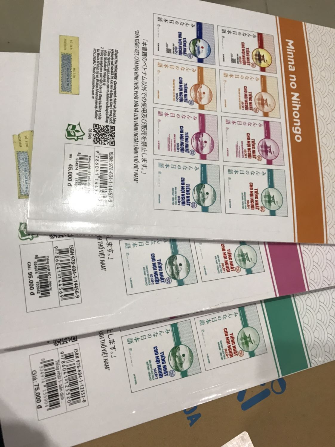 Mình đặt mua bộ 4 quyển sách, hqua mới khui, thấy thiếu 1 quyển bản Tiếng Nhật??? Trong khi 3 cuốn còn lại cộng giá tiền mới cỡ 200k??? Một quyển còn lại đâu ạ? Nhờ Tiki giải quyết giúp mình.