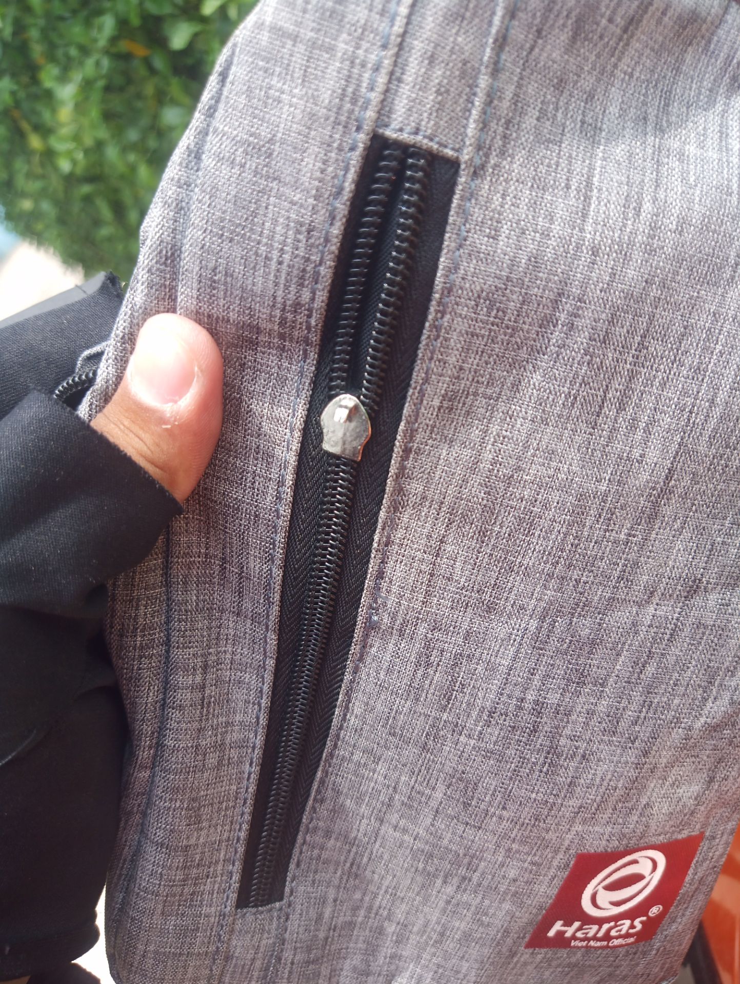 ưu: Giao nhanh, mất chưa tới 30h đã tới.
mẫu mã tương đối, giá tốt.
khuyết, đuờng may chỉ bị tơi ra, khoá kéo hư ngay khi kéo qua lại đc 5 6 lần, khoen lỗ cáp cũng quá nhỏ, không vừa đầu cáp type-c.
đánh giá: ổn, dùng tạm.