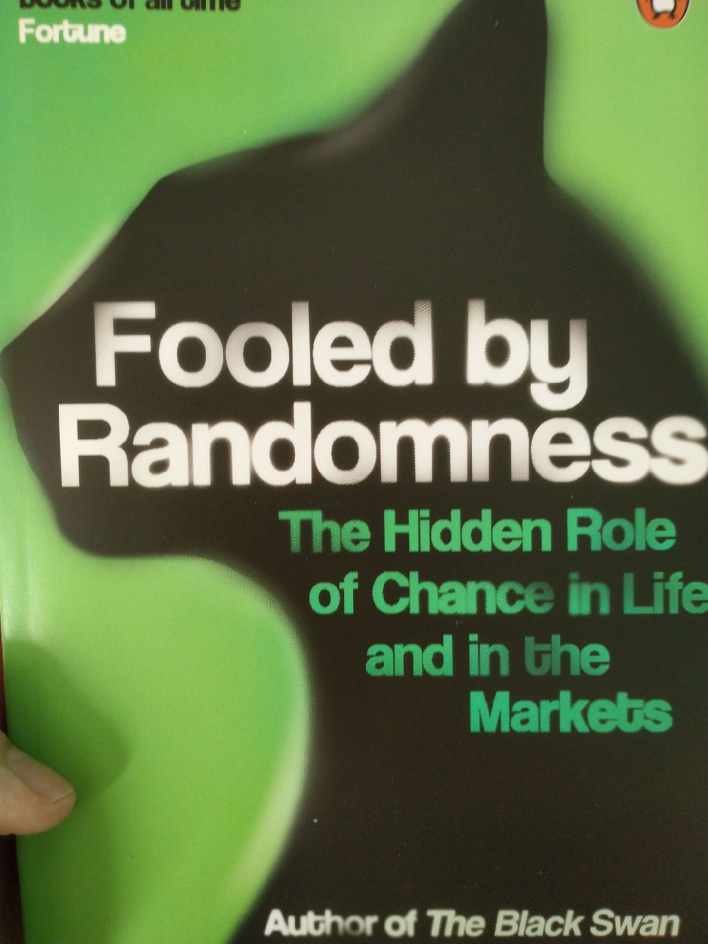Sách đẹp, được bọc cẩn thận. Về nội dung, sách thách thức những niềm tin phổ biến, giọng văn hơi cợt nhả, thú vị, mình thích Taleb từ khi đọc thiên Nga Đen