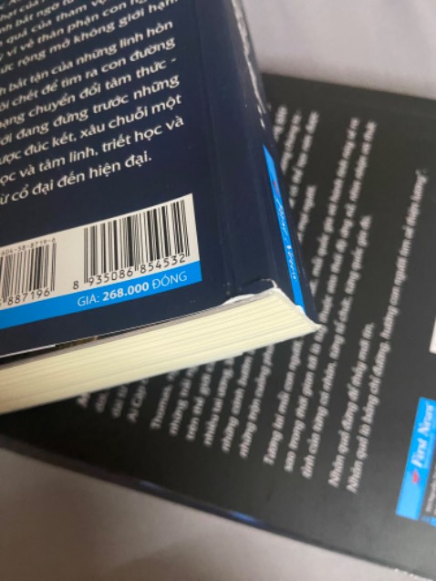 Mình không chỉ đọc mà còn có sở thích sưu tầm sách. Chính vì vậy mình mong những quyển sách nhận được nó là đẹp nhất chứ không phải rách và toàn vết dao nham nhở ở gáy sách như này. Trước giờ mình đặt sách ở đây có bao giờ tồi như này đâu mà sao giờ đây chán vậy. Đặt cả bộ 3 quyển mà không có quyển nào lành lặn cả.