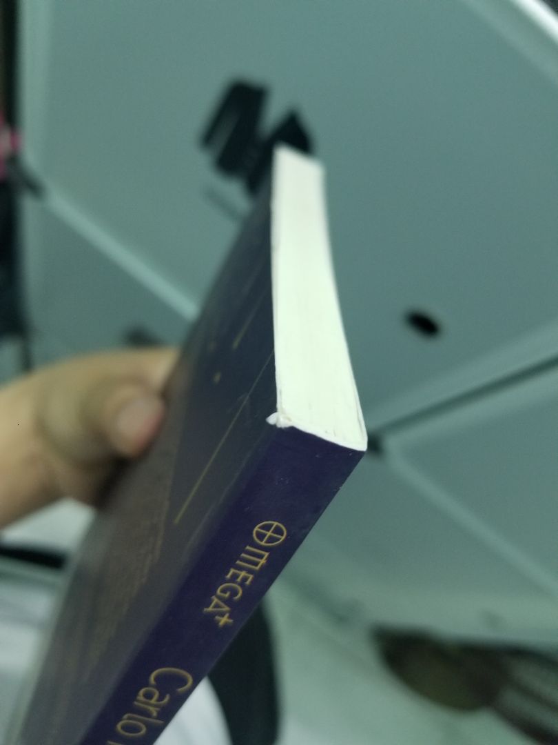 Sách được đóng vào hộp rất lỏng lẻo nhưng vì cách đóng gói của Tiki trước giờ vẫn vậy nên mình có thể thông cảm được. Có điều ngoại quan của sách, nhất là phần bìa trước bị các vết trầy trụa rất nhiều, bìa sau còn có cả vết chữ bị hằn lên, trông rất thiếu thẩm mỹ, bìa sách cũng bị dơ nữa.
Mong tiki xem lại.