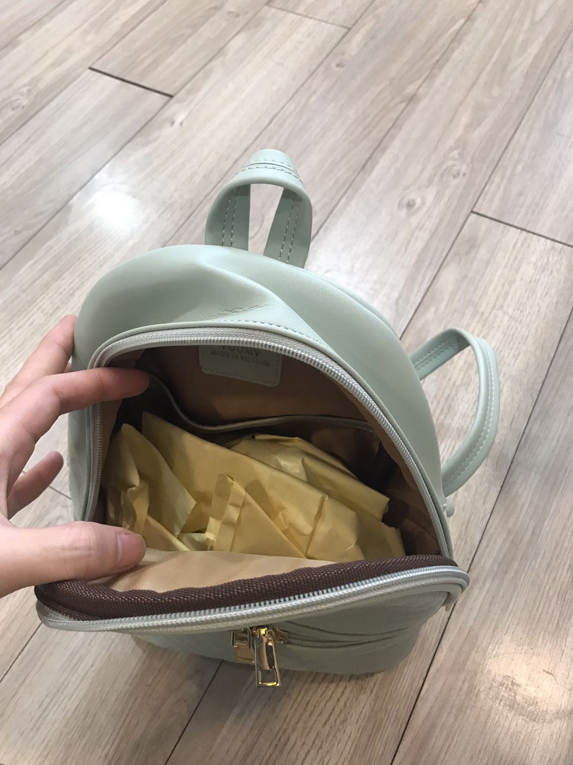 balo nhỏ gọn xinh xắn , đựng được nhiều đồ dùng cá nhân , 
sẽ luôn ủng hộ ạ