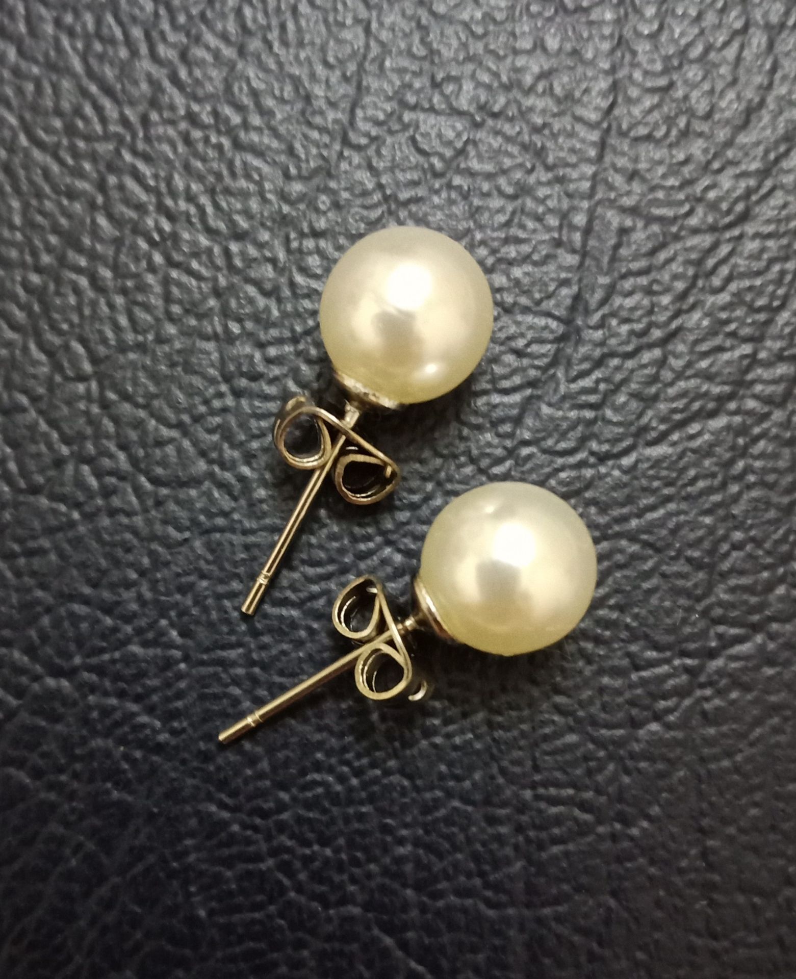 Sp không giống hình. Hạt tron vo, ko phải hạt dáng bẹt như hình. Đuôi tai quá dài, vướng vào phần sau tai rất khó chịu.  Chất gì ko biết mà đeo bị ngứa.