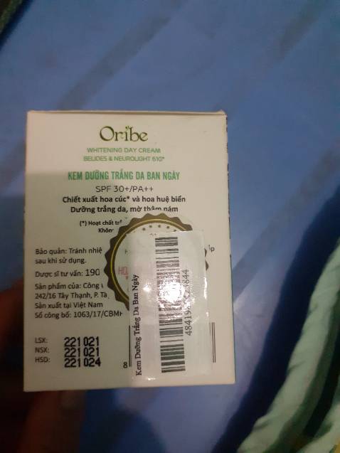 Mình thấy thành phần thiên nhiên nên mua dùng thử. Kem thoa lên mịn màng. Không thấy châm chích. Thơm nhẹ. Không hề nặng mùi. Nói chung mình rất ưng ạ. Thích nhất là ấn sản phẩm để lấy kem ra. Rất vệ sinh luôn ạ mà giữ cho kem ko bị tiếp xúc không khí nhiều. Shop tư vấn rất nhiệt tình và nhanh nhẹn ạ. Chất lượng kem thì mình dùng hết hũ này đã sẽ feedback sau ạ ^^