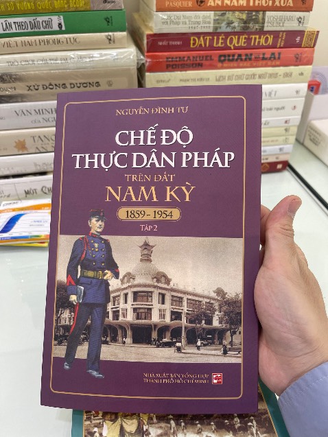 Nội dung hay , bạn nào tìm hiểu văn hóa sẽ thích đọc 
Sách ko còn seal . Hơi buồn nhưng dù sao cũng vẫn cho 5 sao