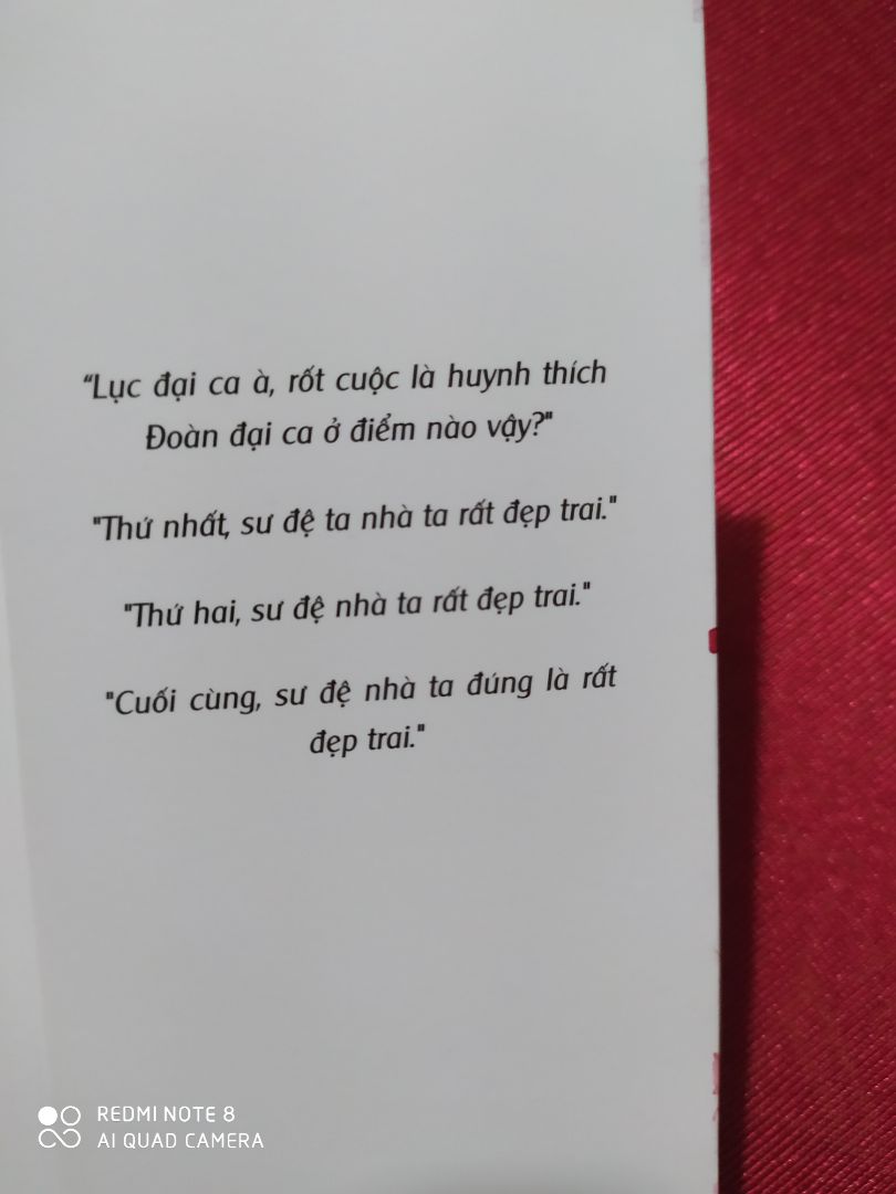 Mình không phải kiểu người thích đọc sách, hầu như những cuốn sách mình mua mình chỉ đọc có vài trang rồi thôi. Nhưng Chiết Chi đã thu hút mình ngay từ lần đầu đọc em ấy...và mình đã khóc hai lần...mình cười rất nhiều lần...và cũng bất ngờ cả chục lần. Về nội dung: đây là bộ truyện ngược rất đáng mua nhé. Về hình thức của truyện: đẹp hút mắt hú hồn. Mà thực sự rất uổng khi Tiki giao sách bị nhăn ở góc và một vài trang sách=>4 sao. Nhưng mình đính chính lại là sách rất đáng mua nhé