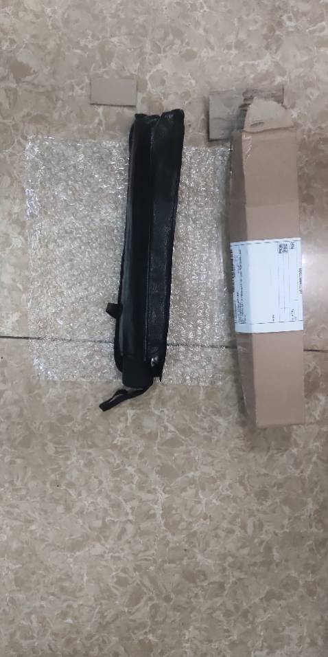 Che được hết kính lái ô tô SUV, trọng lượng phần cán kéo ô bị trũng ở giữa không sát kính lái được. Xe tôi, cái ô này không luồn lên che cho kính chiếu hậu được, phải để bên dưới kính chiếu hậu nên nắng vẫn chiếu vào kính chiếu hậu. Thử đỗ xe ngoài trời nắng, ô ngăn được nắng chiếu trực tiếp vào taplo nhưng nhiệt độ xe vẫn như lò lửa, sờ các bề mặt vẫn nóng ran, kể cả taplo. Có lẽ do xe tôi chưa dán phim cách nhiệt. Các bạn nên mua cả rèm chống nắng xung quanh có lẽ hiệu quả hơn.