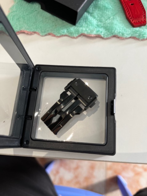 Khoá ko gài đc. Gài vào thì khó mở ra. Khoá bị xước sơn