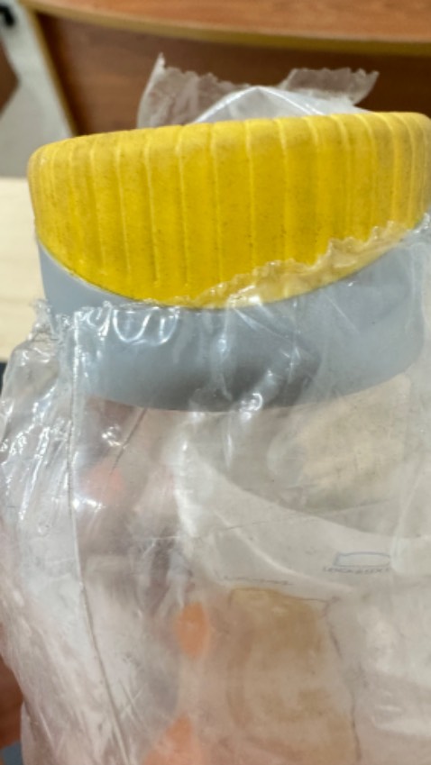 *** đảo. Hàng cũ. *** từ bao bì tới bình. Cũ nát, đen xì.
Cần trả hàng!