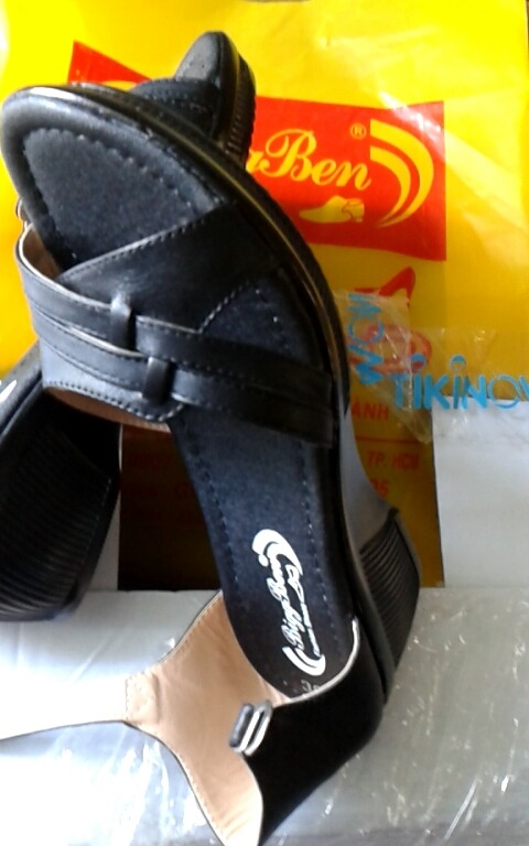 Chất liệu mặt trong của quai giày không khớp như hình ảnh đã được giới thiệu.