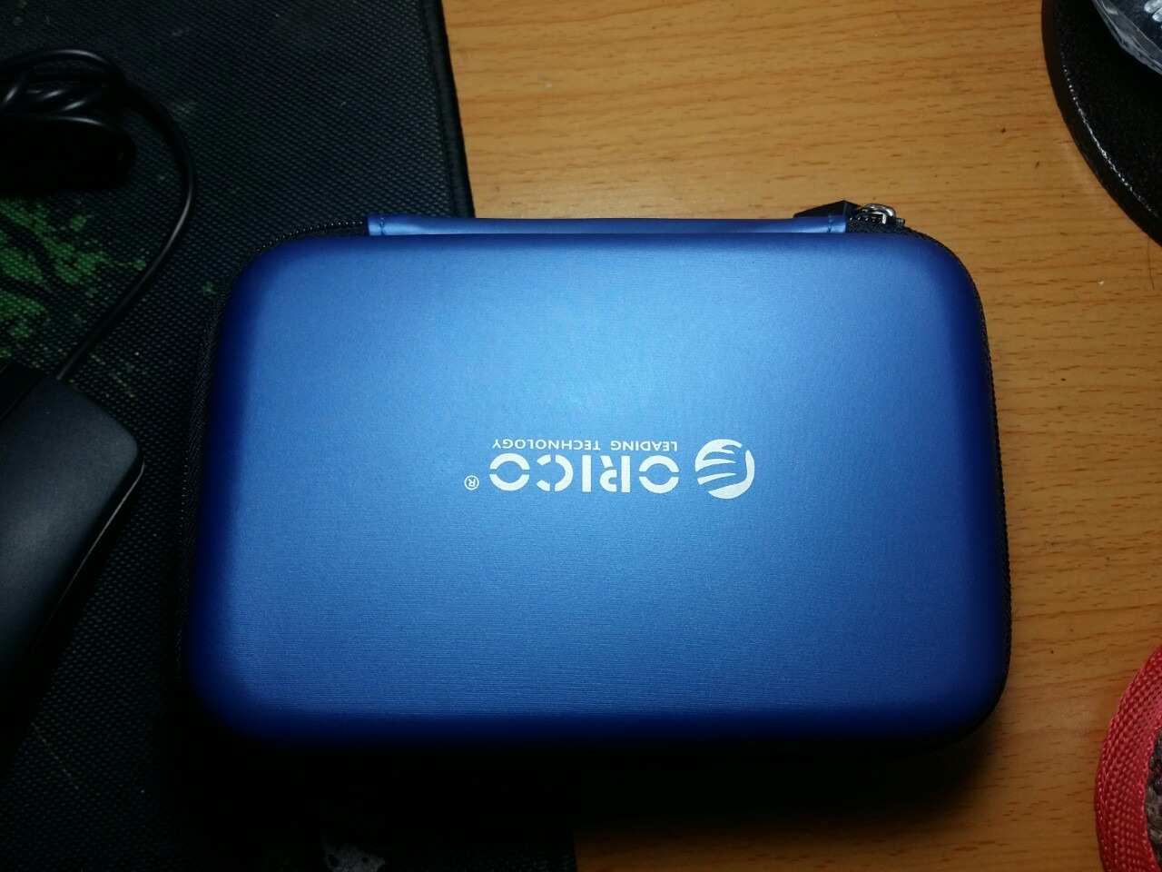 Tôi xin đánh giá chi tiết chiết hộp tôi đã mua và đang sử dụng:
Giao hàng: Giao hàng nhanh, đóng gói cẩn thận.
Chất lượng sản phẩm:
1. Chiếc hộp được làm với khuôn hình chữ nhật không đều (xin nhắc lại là không đều, nếu nhìn bằng mắt thường sẽ phát hiện rõ điều này).
2. Chi tiết may bên trong không sắc (tôi phải dùng đến kéo để cắt phần vải thừa ra).
3. Khóa kéo tốt.
Là một sản phẩm bình dân, và có một vài khuyết điểm như trên.