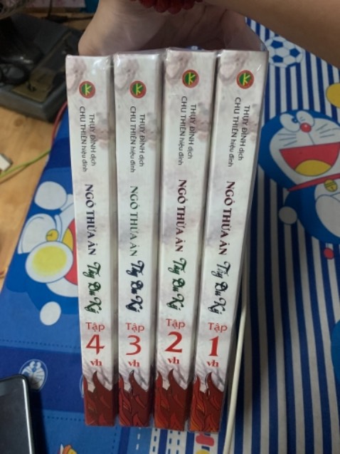 Mình tưởng có hộp nhưng thật ra không hộp, nhưng ko sao, sách bìa cứng rất dày, giấy rất đẹp. Bốn cuốn có màng co, giá sale quá rẻ, shop còn tặng mình thêm một cuốn tiểu thuyết ngắn. Cảm ơn shop nhé