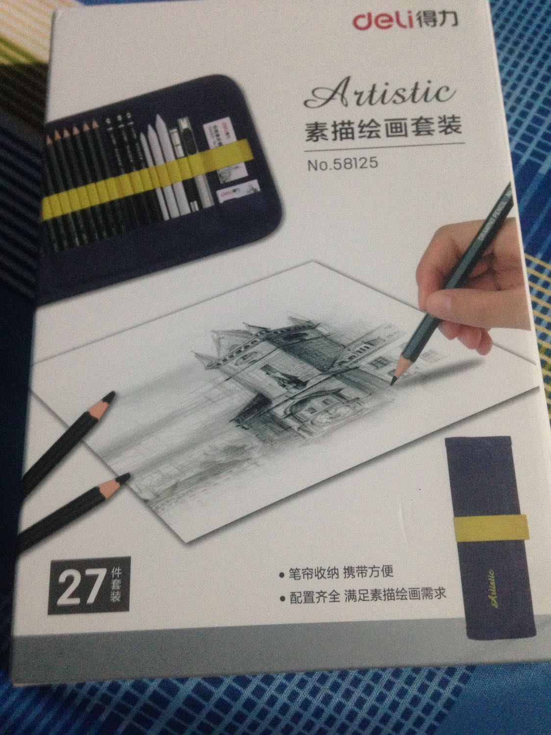 Bộ túi dụng cụ có đầy đủ các dụng cụ cần thiết rất phù hợp cho học sinh hoặc các bạn dân chuyên vẽ . Ngòi bút êm nhưng về phần dao mĩ thuật thì đối với mình do không phải dân chuyên vẽ nên hơi khó gọt  . Gôm đất sét rất thơm và vo tròn rất êm tay . Dao gọt giấy khá sắc nhưng nên sài đồ gọt bút để tiện dụng hơn . Về phần bao bì bên ngoài rất êm loại vải mềm mịn không bị xù vải đặc biệt dây có độ đàn hồi rất dễ sử dụng .