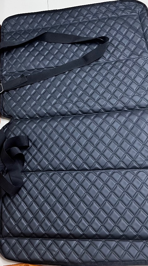 Nhắn tin shop k thèm trả lời, dặn kỹ màu nâu giao màu đen, bao đựng mỏng như cái khăn giấy còn rách, thảm chụp rõ đẹp giao thì thấy ghê. Miếng ván trong k khít với thảm ngoài, xộc sệch, dây treo thì dùng đinh ghim dính với thảm, k biết có ai dám ngồi k, đang chạy đứt dây ra thì vỡ đầu. 
Buôn bán lạ đời, trả hàng gấp!