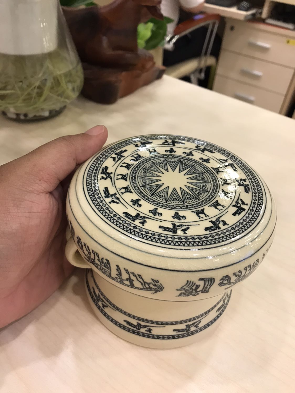 Hình ảnh thực Trống đồng, đẹp và phù hợp để bàn, còn điểm cần thêm là các họa tiết nên rõ nét hơn, sắc nét hơn