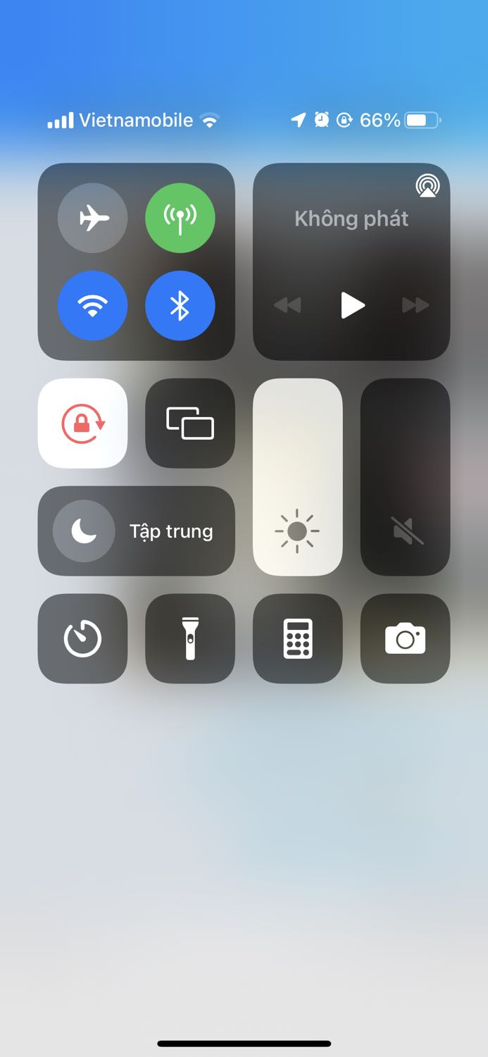 Mình vừa dán xong là lên đánh giá liền. Thực sự lần đầu bỏ tiền ra mua thử dán chống nhìn trộm dán xem như thế nào, khá thất vọng. Chất lượng hiển thị giảm đi đáng kể, mà hình co thể thấy được cái điểm rỗ nhỏ nhỏ. Độ sáng màn hình phải bật cao hơn bình thường mình sử dụng. Coi như bỏ tiền ra trải nghiệm thử, nhưng dòng Kingpull này cũng thuộc loại sản phẩm okay rồi, không biết có loại nào mà không ảnh hưởng đến phân giải đt hay không.  Ngoài ra thì viền màn hình cảm nhận là dày hơn sau khi dán vào nữa.