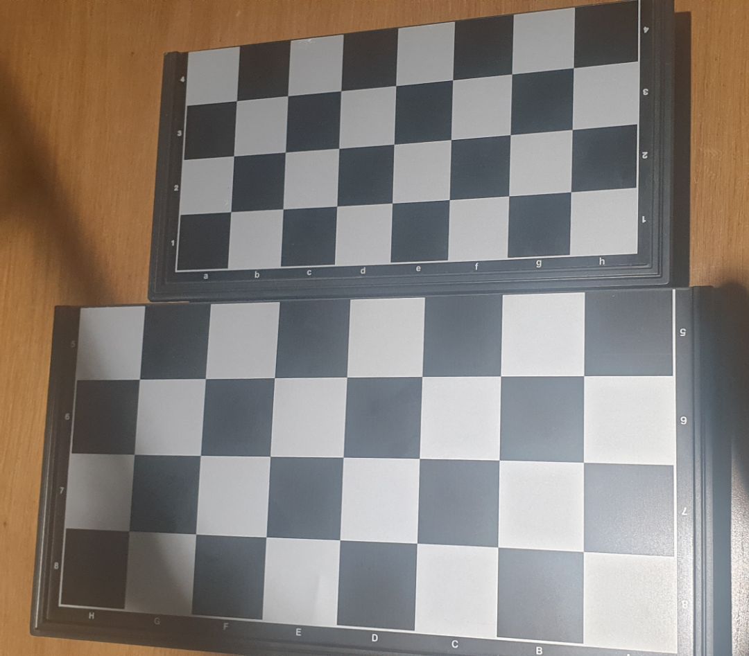 Giao hàng hơi lâu nên trừ 1 sao.
Chất lượng: quân cờ tinh xảo, sắc nét, đẹp như bộ tôi mua từ Sing về. Cỡ 25 phù hợp mang đi chơi, cỡ 32 vừa phải. Rất đáng giá và nên mua.